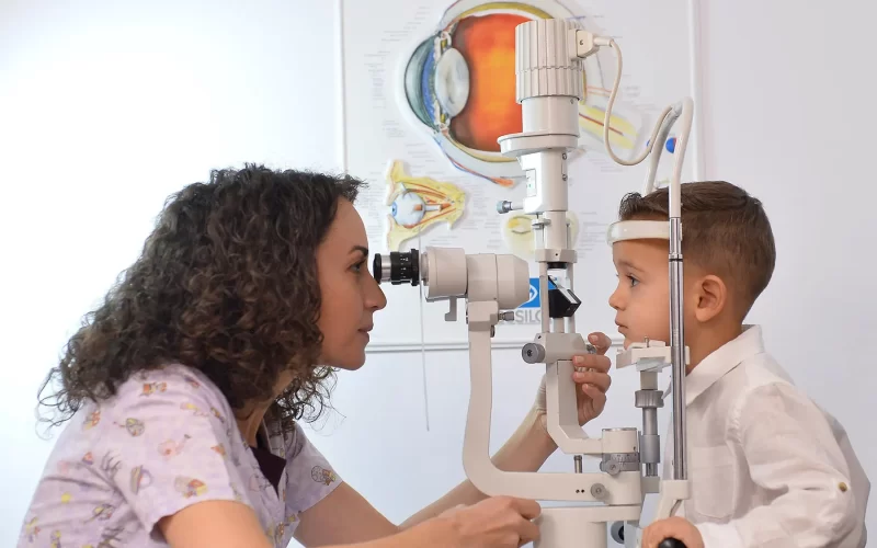 Oftalmologie pediatrică la Clinica Ocuvista din București – Servicii dedicate celor mici